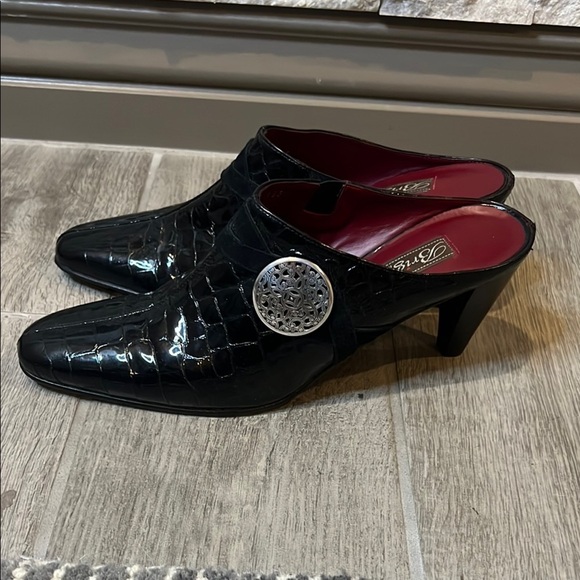 Brighton Black Romeo patent leather mules with silver medallion accent, size 7.5 - Picture 5 of 14